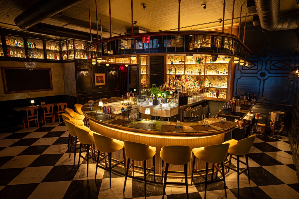 Antique Mirrors Create a Glow for Manhattan Wedding Receptions