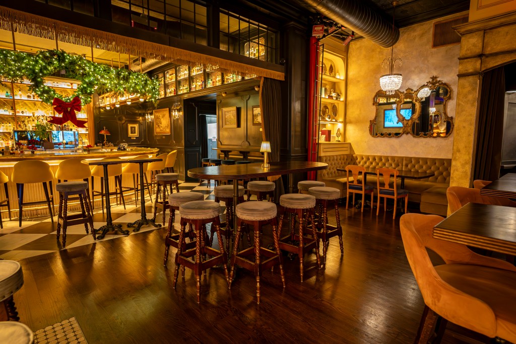 Tips for Intimate Personal Happy Hours | The Ivory Peacock